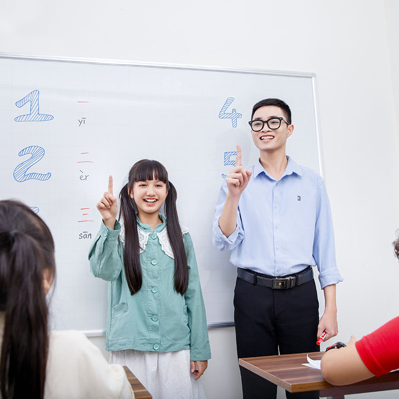 Giáo viên tiếng Trung thiếu nhi cho bé học qua trải nghiệm và tự tin thể hiện bản thân